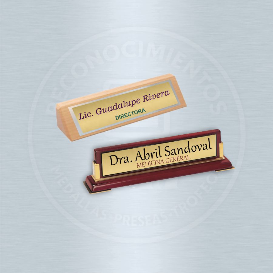 Porta Nombres de Madera para Escritorio