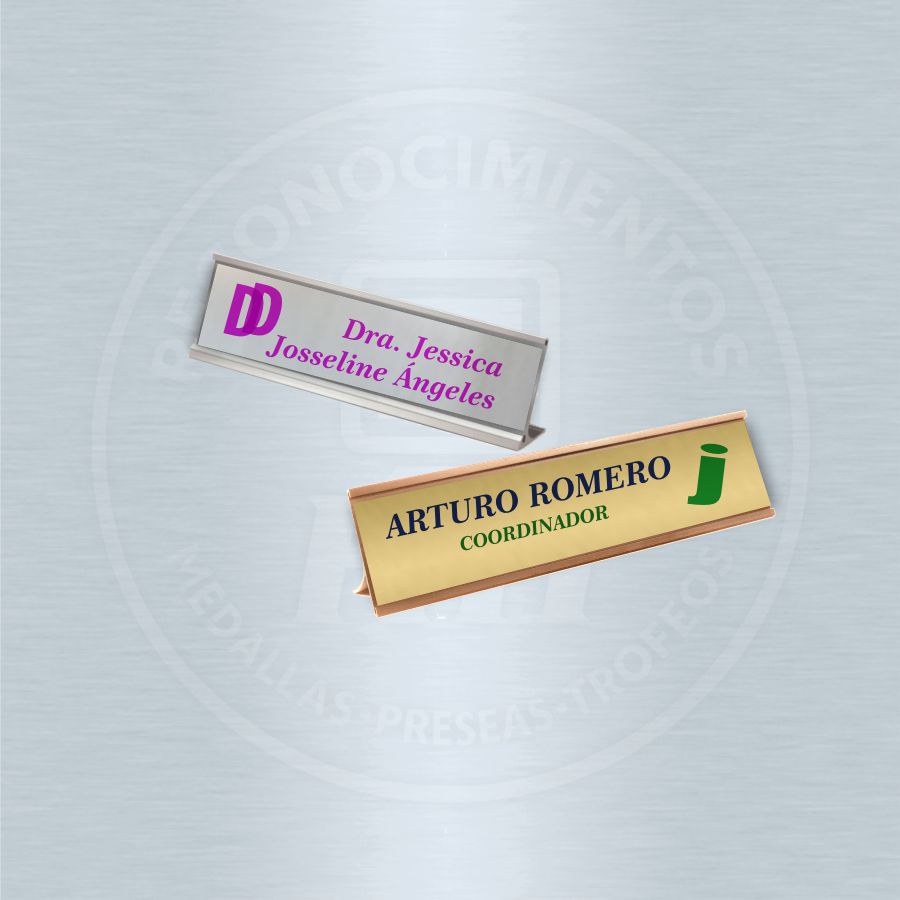 Porta Nombres de Metal para Escritorio